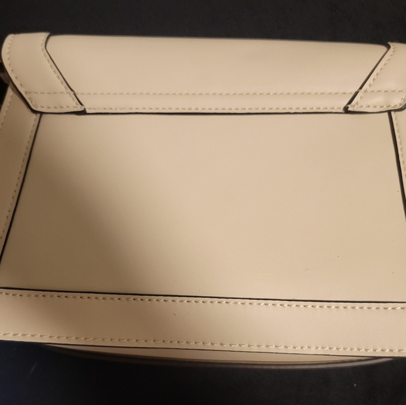Guess purse - Picture 4 of 5